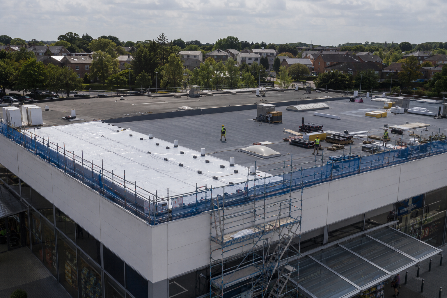 Équipe AD Toiture sur un chantier industriel